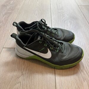 Nike Metcon Black and Green Athletic Shoes 7.5